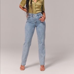 A&F Curve Love Ultra High Rise 90s
Straight Jean